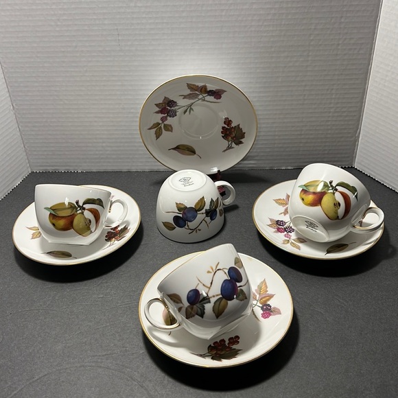 Eversham Gold Royal Worcester China Dinnerware Other - Royal Worcester Evesham Gold‎ cups and saucers